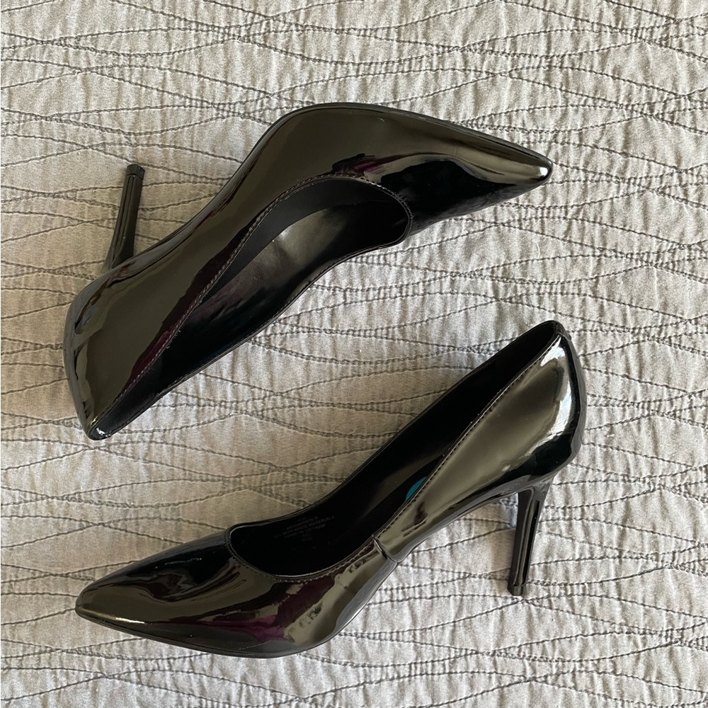 NWOT Marc Fisher Black Glossy Pleather High Heels Size 10